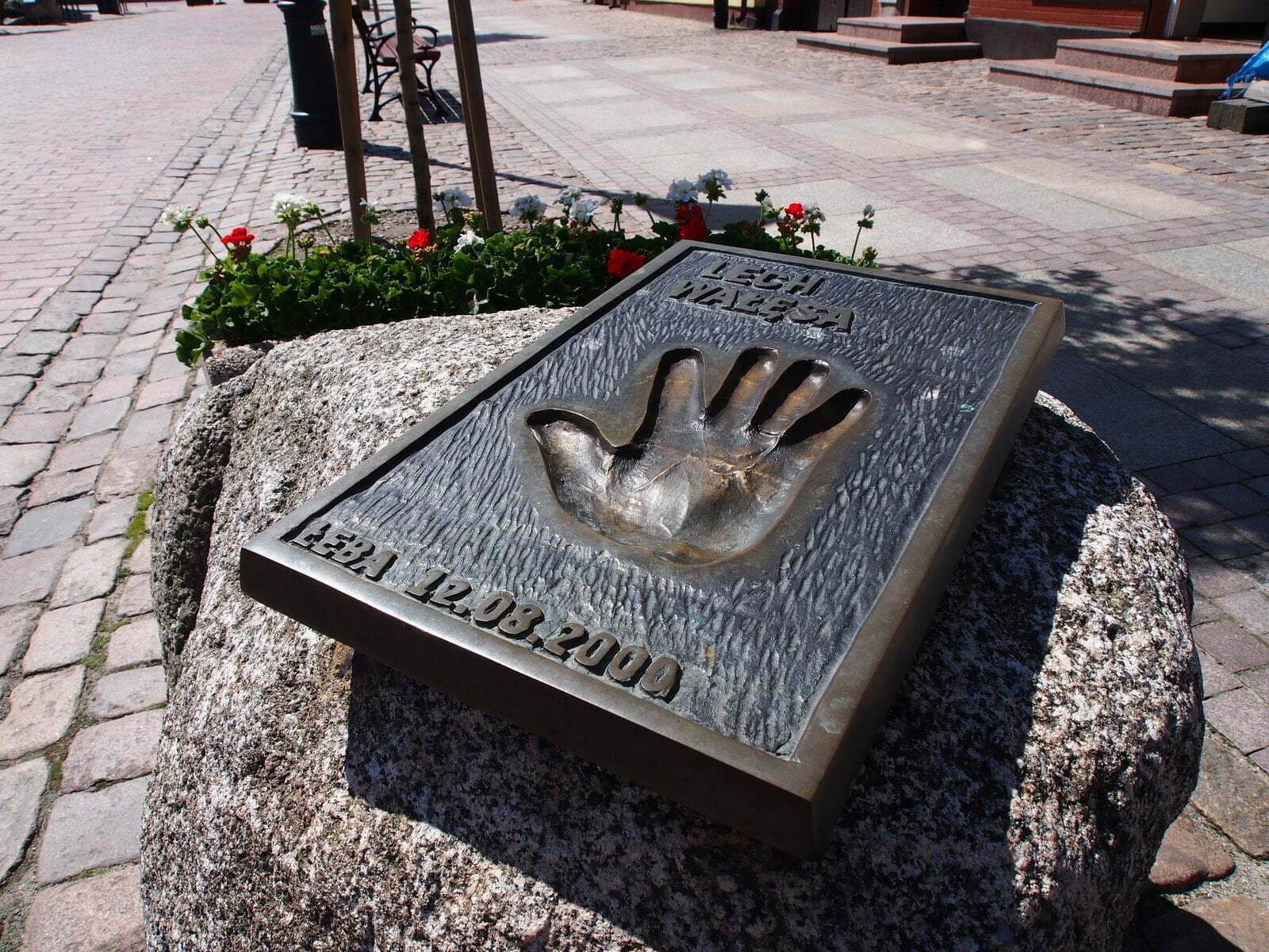 Odciski dłoni prezydentów RP w Alei Prezydentów przy promenadzie w Łebie