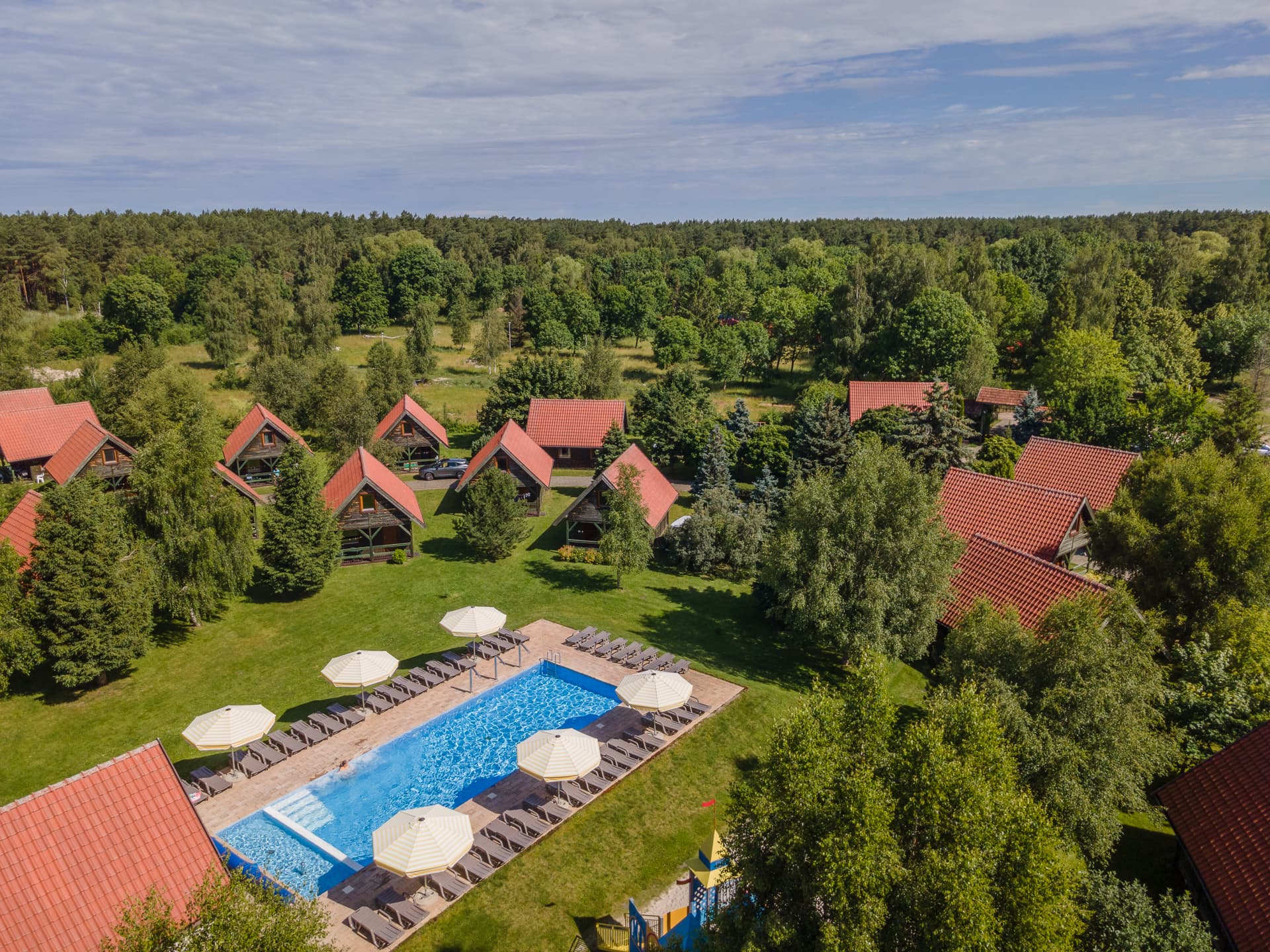 Basen z domkami w tle