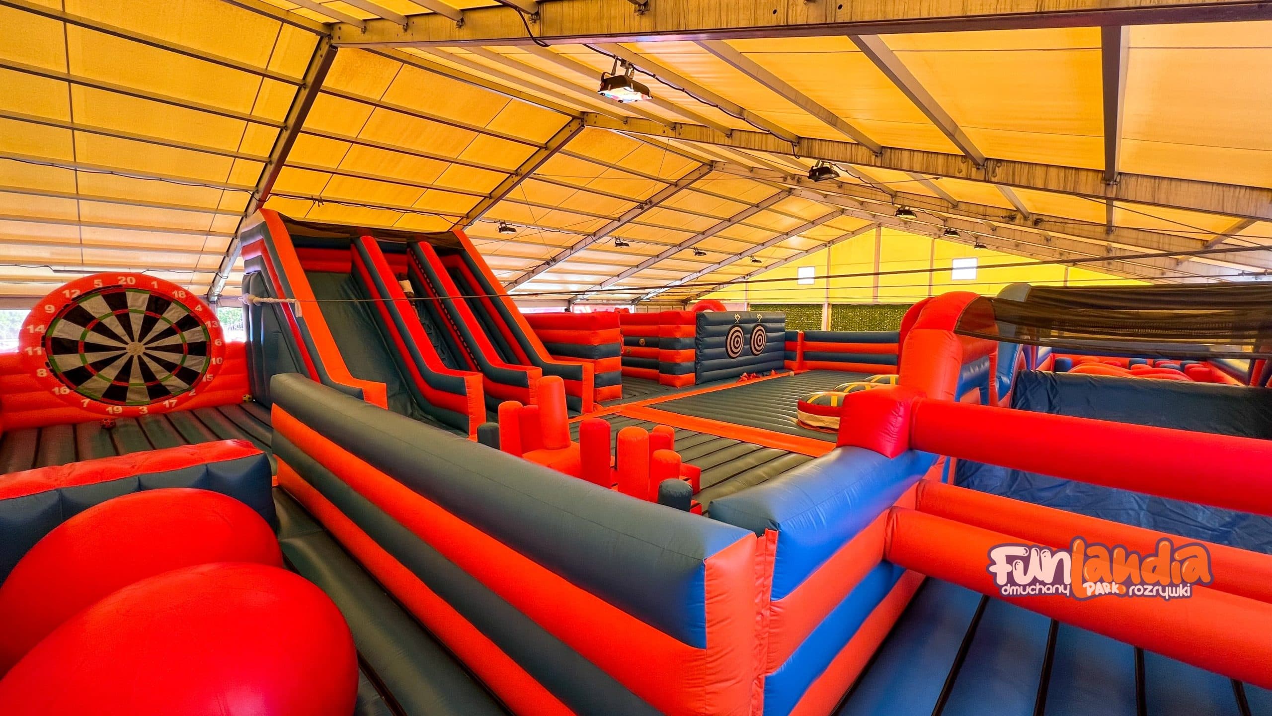 Dzieci bawiące się na dmuchanych zamkach w Funlandii w Łebie