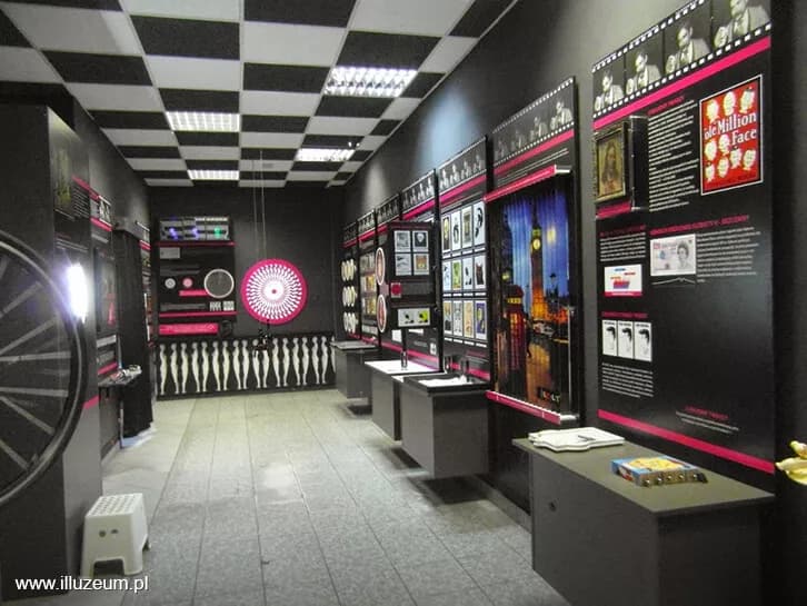 Děti u interaktivních exponátů v Illuzeu – muzeum iluzí v Łebě