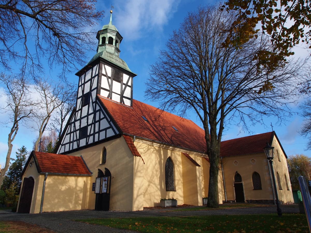 Barokní kostel Nanebevzetí Panny Marie z roku 1683 v centru Łeby