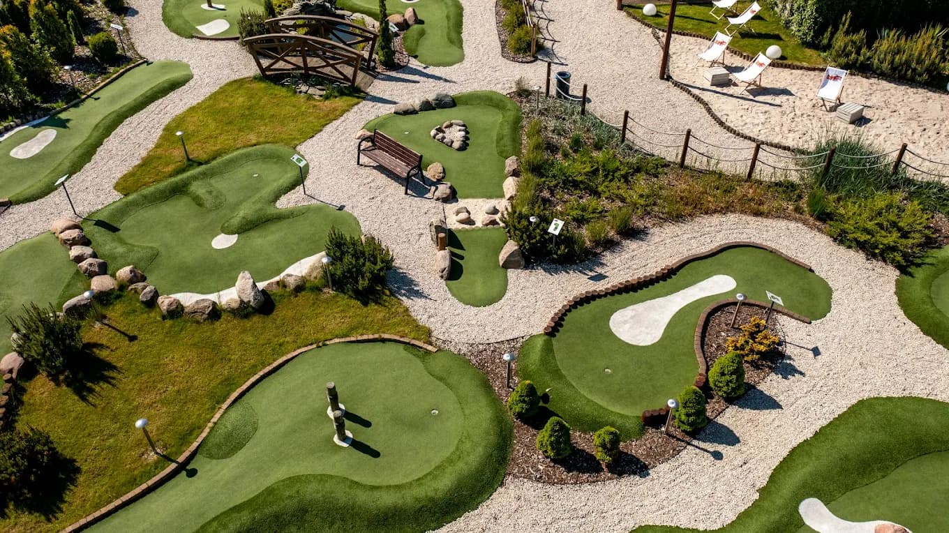 Rodina hrající minigolf v Adventure Golf Parku v Łebě