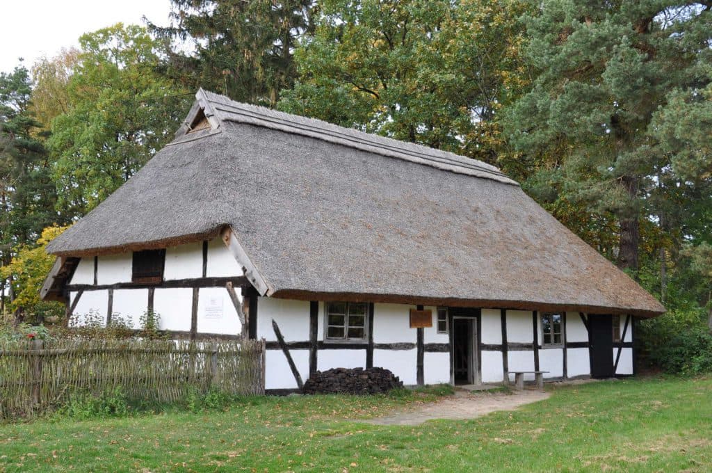 Dřevěné chalupy ve skanzenu v Klukách