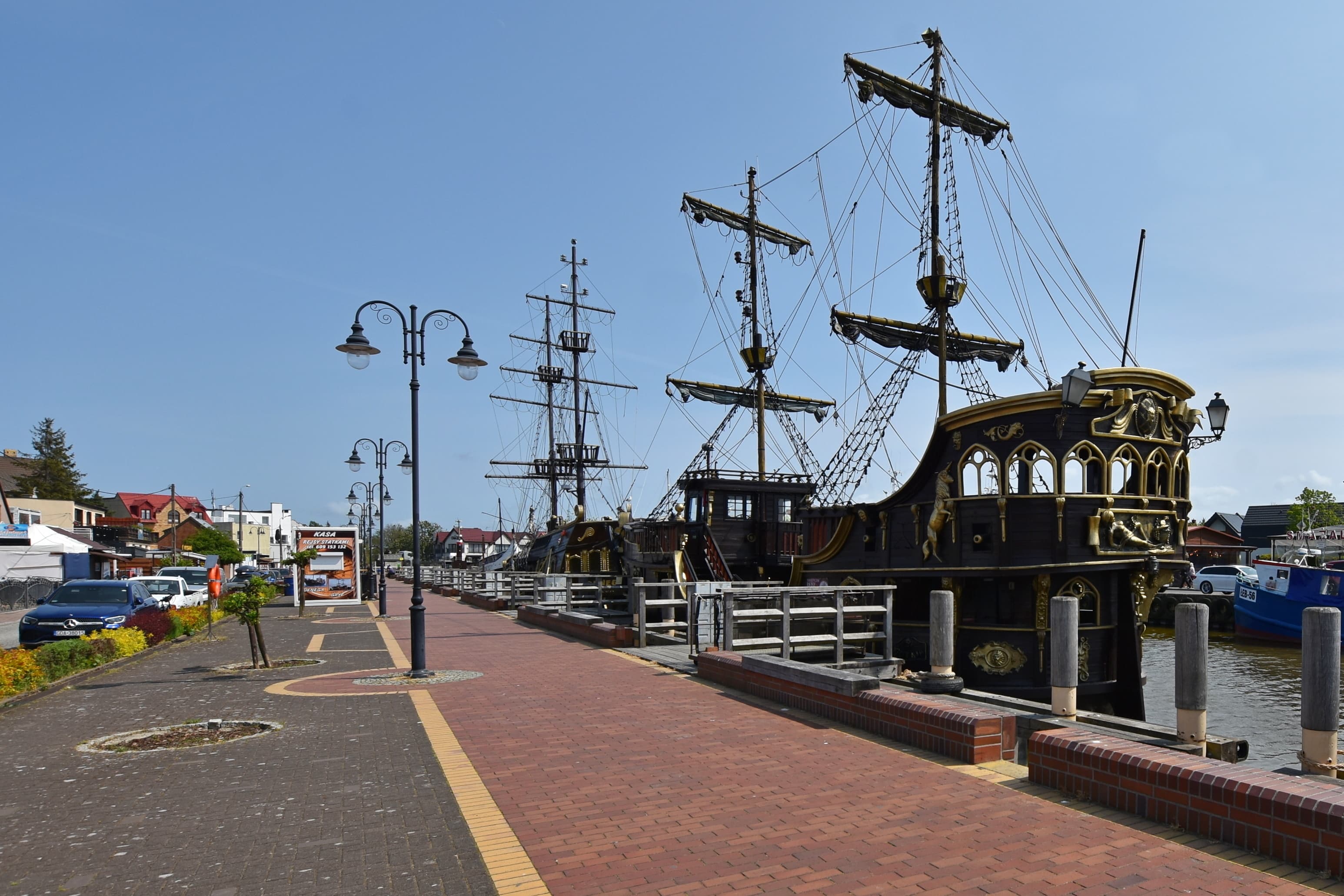 Kolorowe kutry rybackie i wędzarnie w porcie w Łebie