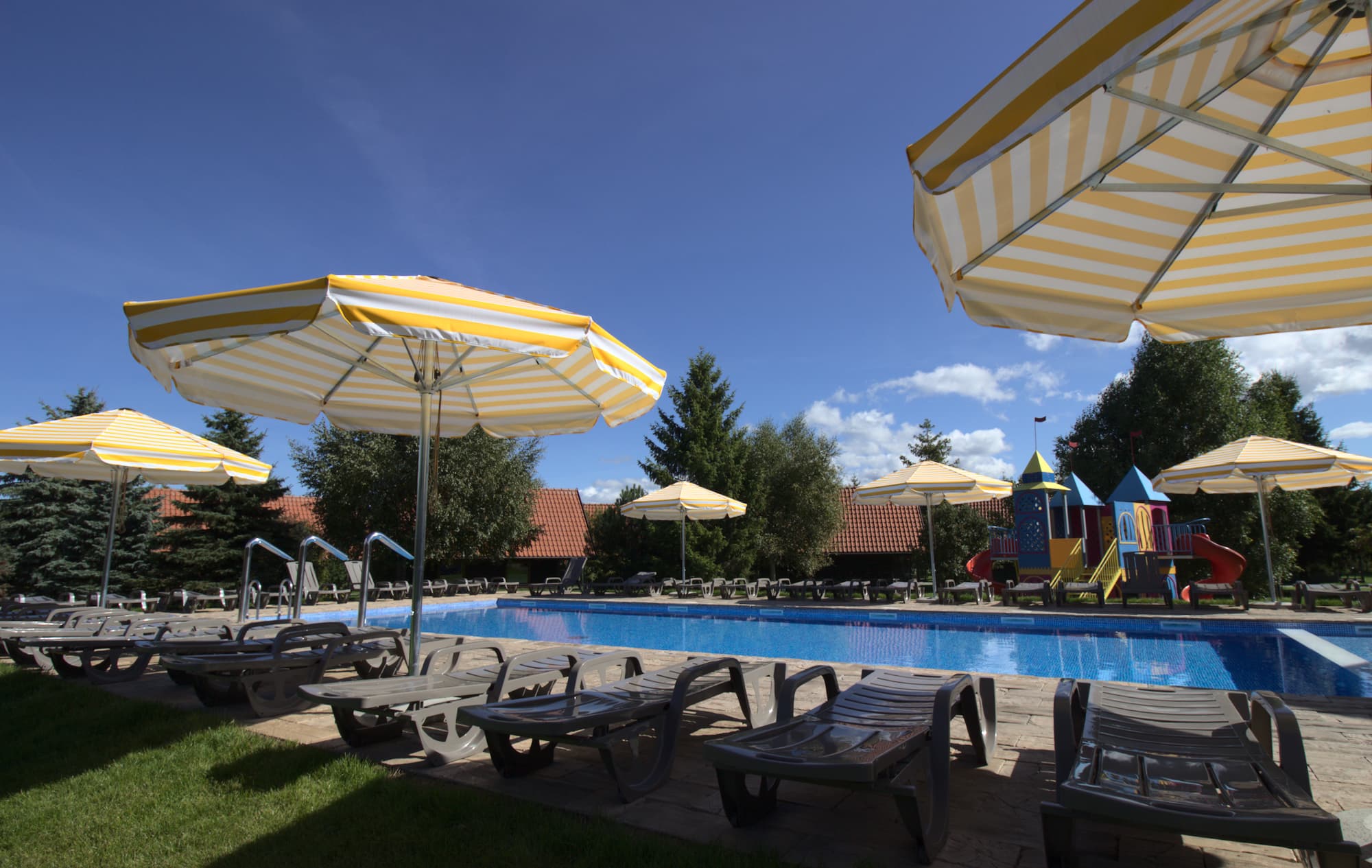 Bazén zpod slunečníků