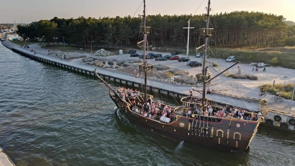 Statek wycieczkowy Denega wpływający do portu w Łebie